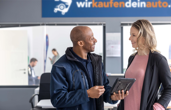Mann und Frau unterhalten sich