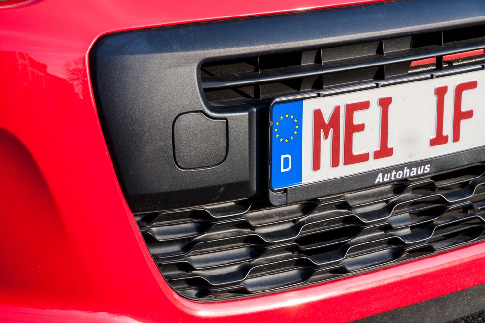 Rotes Kfz-Kennzeichen