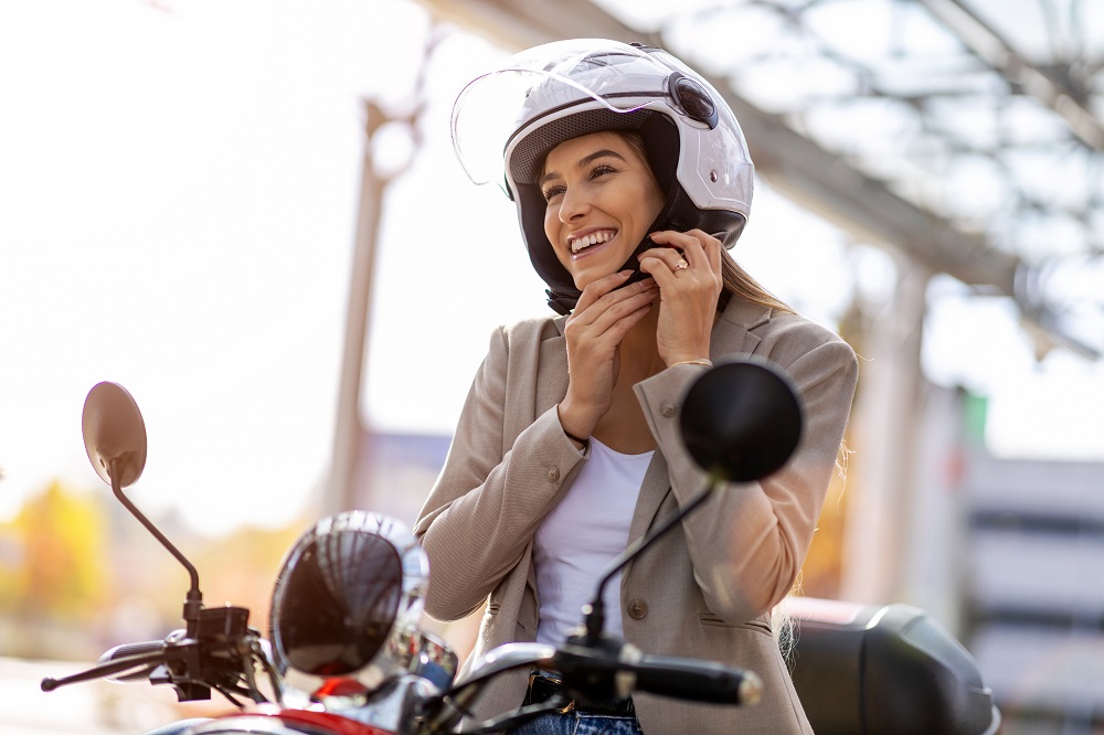 Frau auf Moped
