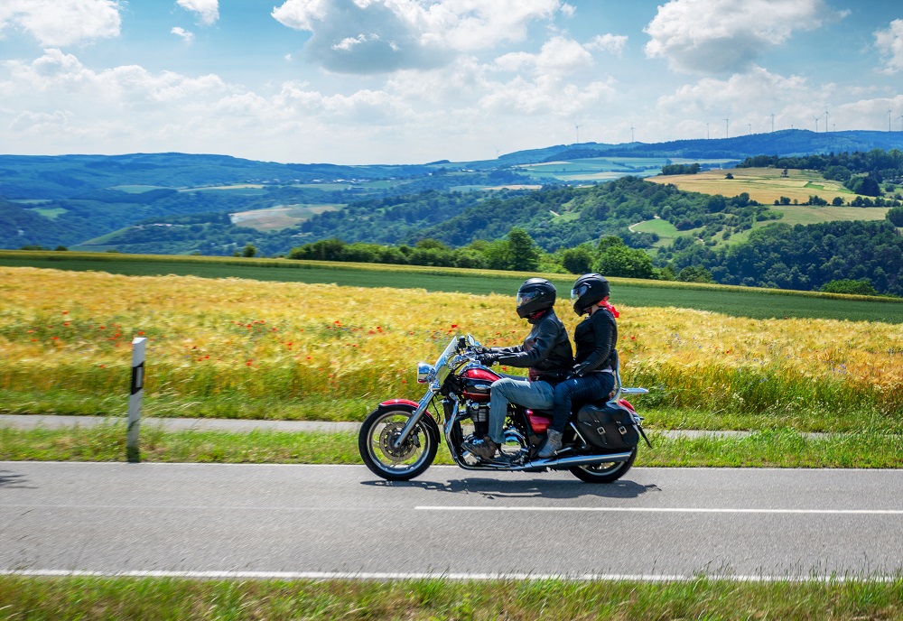 Motorrad fährt über Landstraße