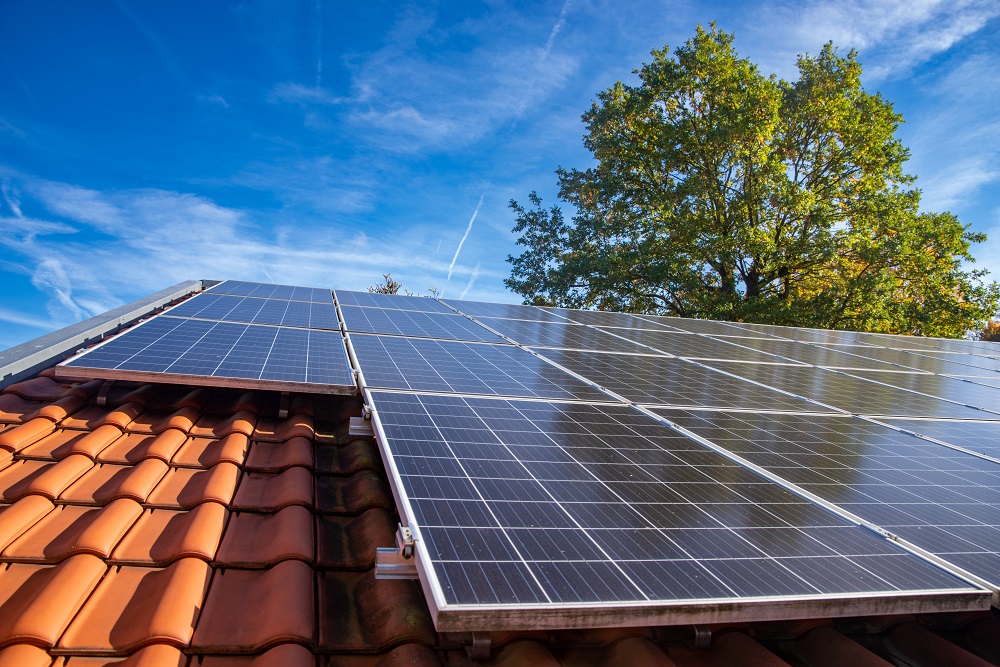 Solaranlage auf dem Dach eines Hauses