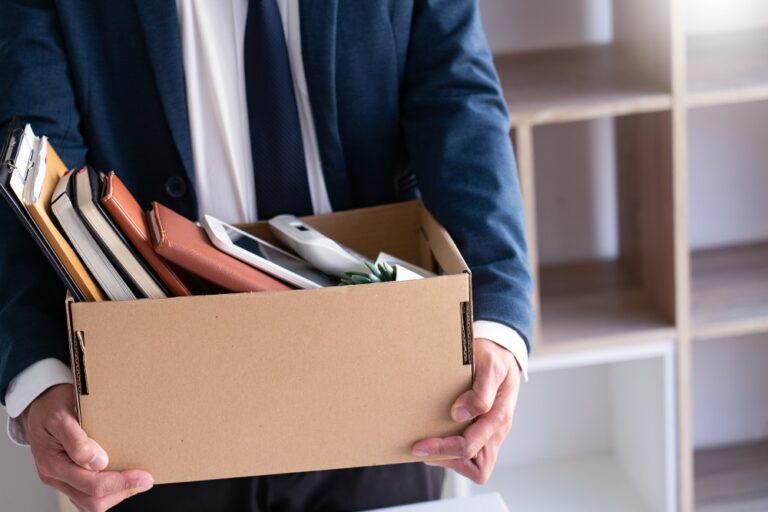 Mann packt seine Sachen im Büro