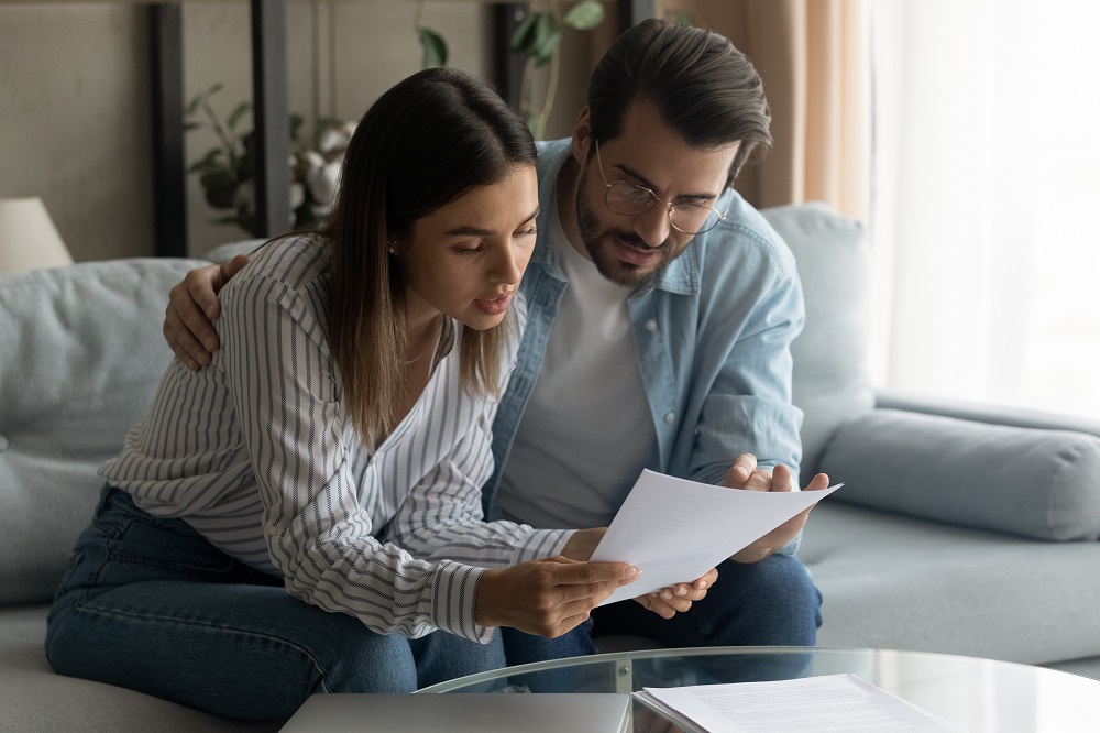Mann und Frau lesen Brief