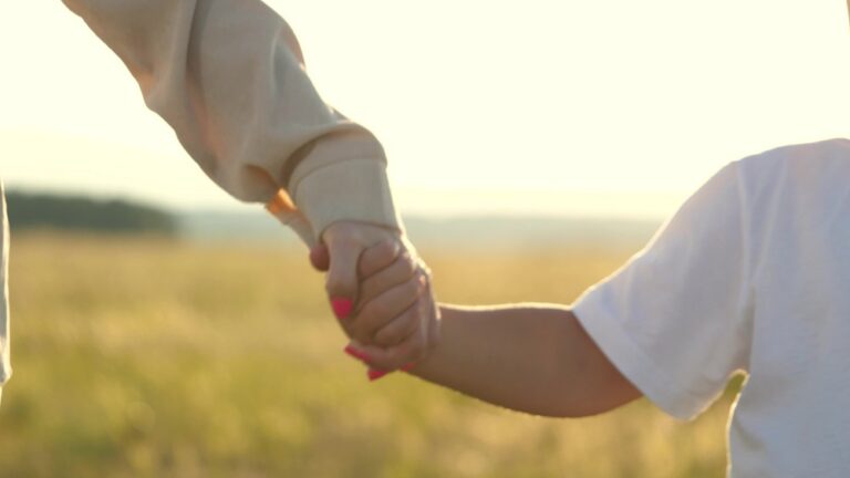 Mutter Hand in Hand mit Kind