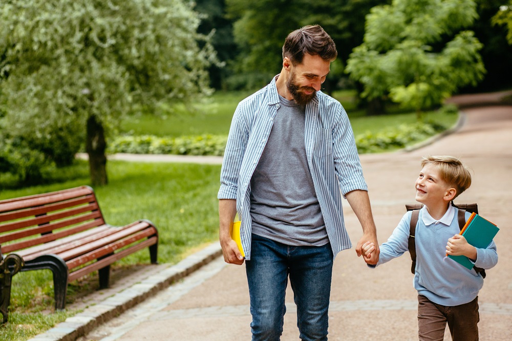 Vater mit Kind im Park
