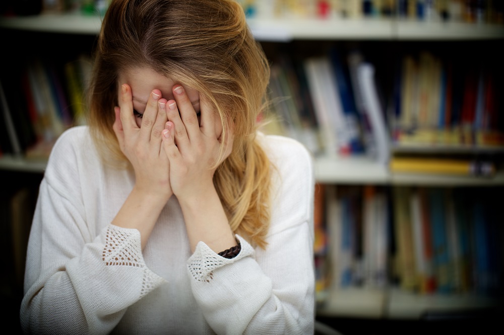 Junge Frau verzweifelt