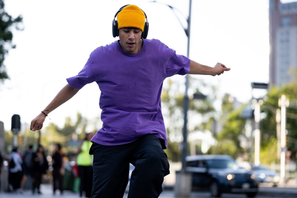 Junger Mann mit Skateboard