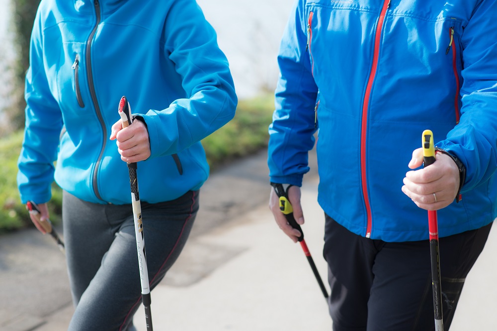 Mann und Frau beim Nordic Walking