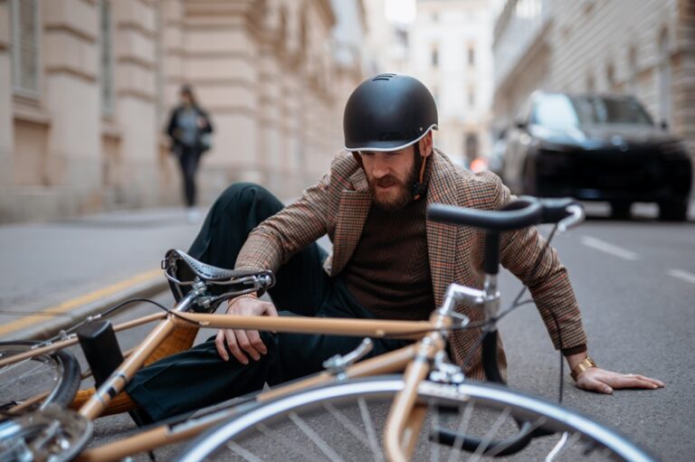mann stürzt mit dem fahrrad