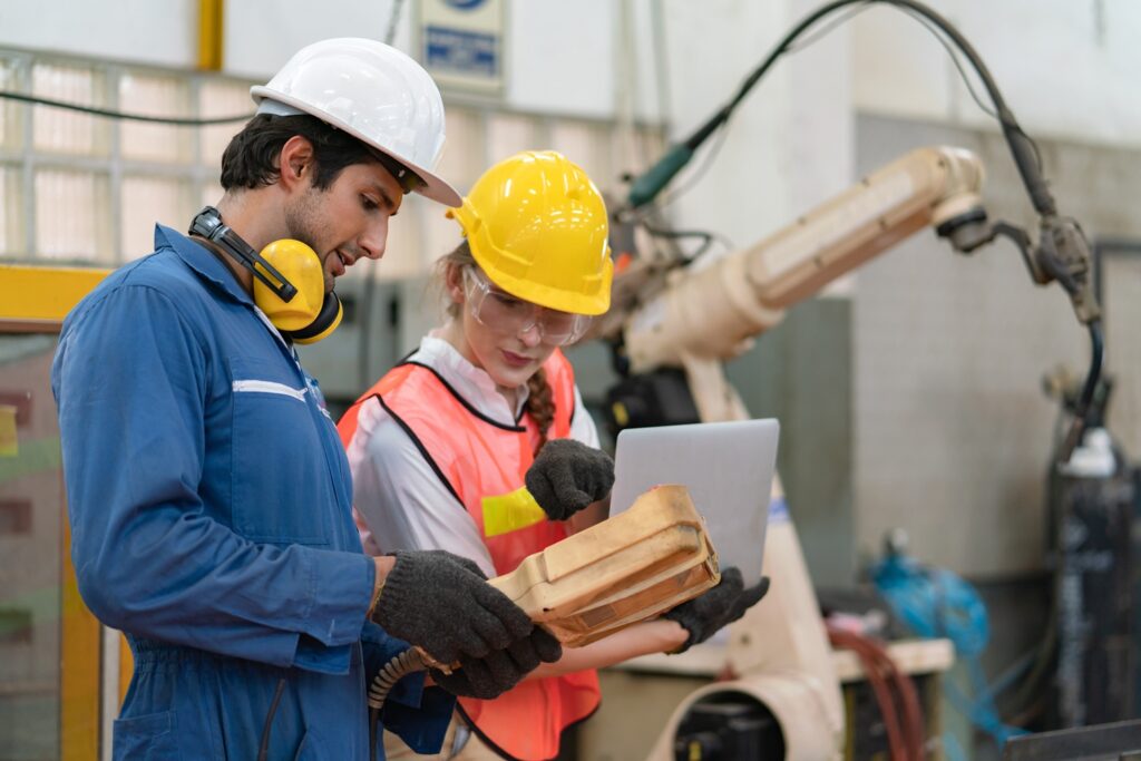 Frau und Mann in der Halle eines Unternehmens