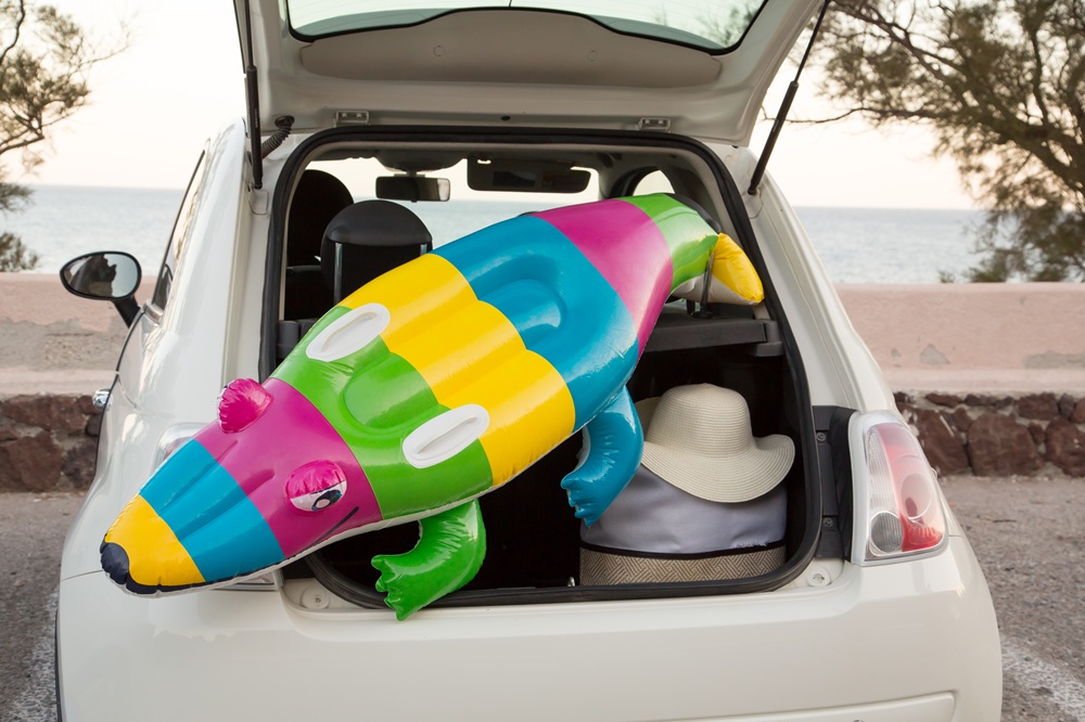 Auto voller Kofferraum für Urlaub am Meer