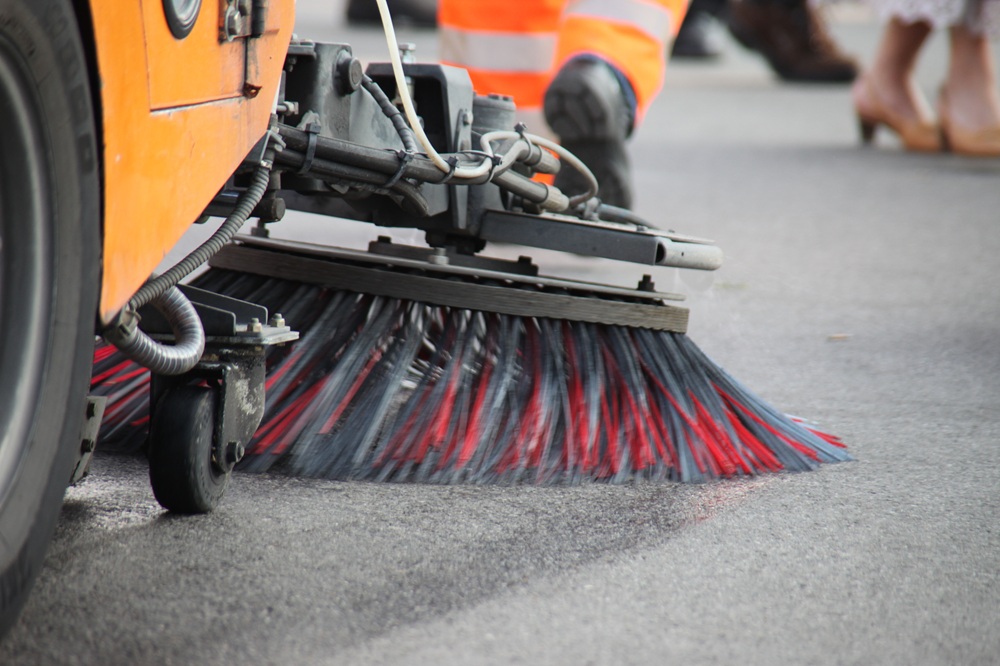 Besen an einer Kehrmaschine