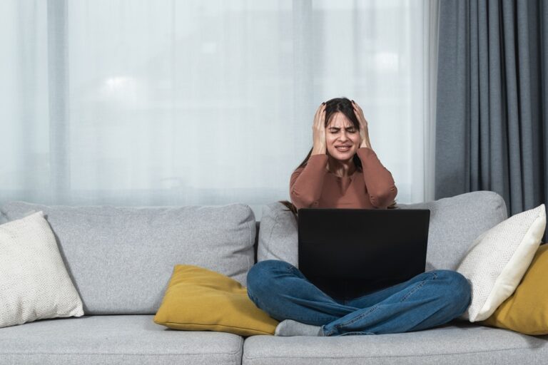 Frau fühlt sich durch Lärm gestört