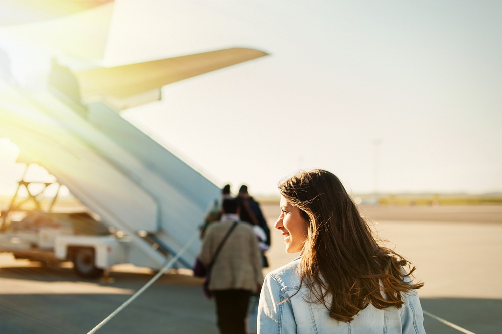 Frau steigt ins Flugzeug