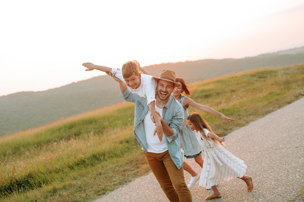 Glückliche Familie mit zwei Kindern