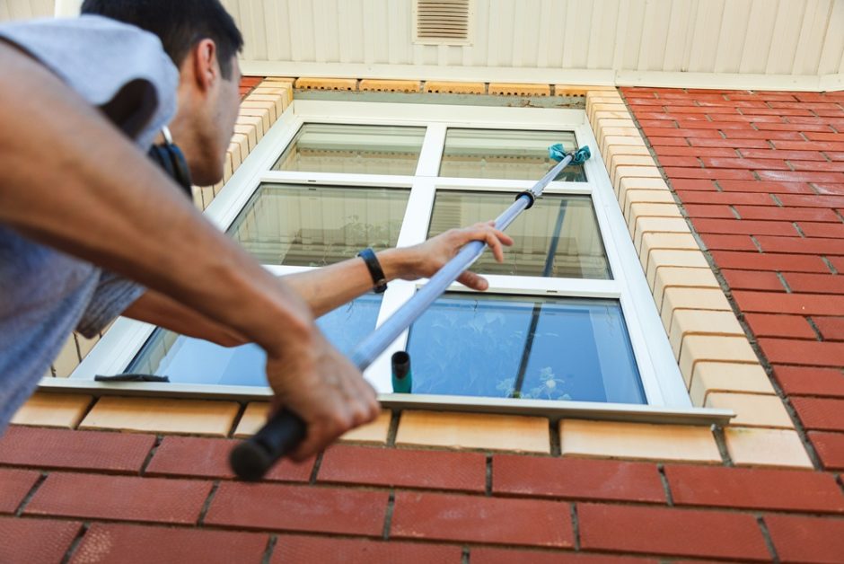 Mann putz Hausfenster von außen